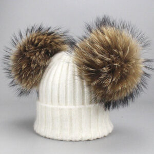 Zimowa czapka wełniana z pomponami z jenota naturalnego