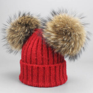 Zimowa czapka dziecięca w kolorze czerwieni z naturalnymi pomponami z jenota
