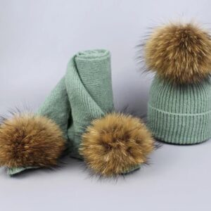 Zimowy zestaw dzicięcy szalik oraz czapka z pomponami z futra jenota naturalnego
