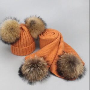 Zimowy zestaw szalik oraz czapka z naturalnymi pomponami w kolorze pomarańczowym