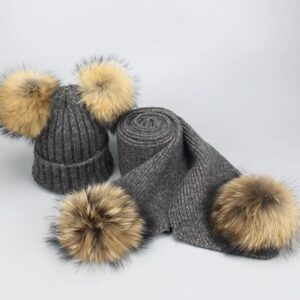 Zimowy zestaw szalik oraz czapka z naturalnymi pomponami w kolorze grafitowym.