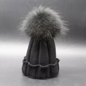Zimowa czapka dziecięca w kolorze czarnym  z naturalnym pomponem z jenota