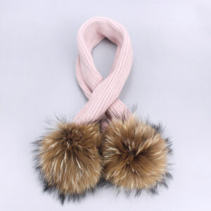 Zimowy szalik z naturalnymi pomponami z jenota w kolorze różowym