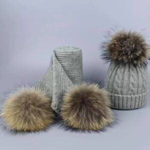 Zimowy komplet dla niemowląt szalik oraz czapka z naturalnymi pomponami z futra jenota
