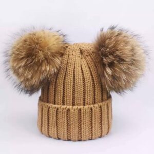 Dziecięca czapka z pomponami z naturalnego jenota  w kolorze karmelowym