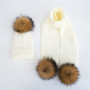 Zimowy komplet dziecięcy szalik oraz czapka z naturalnymi pomponami z futra jenota w kolorze ecru 8 miesięcy -2 lat