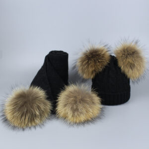 Zimowy zestaw dziecięcy szalik oraz czapka w kolorze czarnym z naturalnymi pomponami z futra jenota