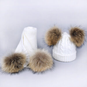 Komplet dziecięcy dla niemowląt szalik oraz czapka z naturalnymi pomponami z jenota